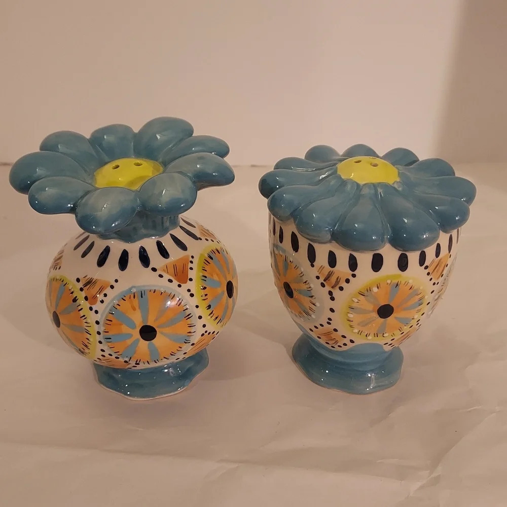 Blue Sky Heather Goldmine 2013 Ceramic Daisy Floral Salt and Pepper Shakers